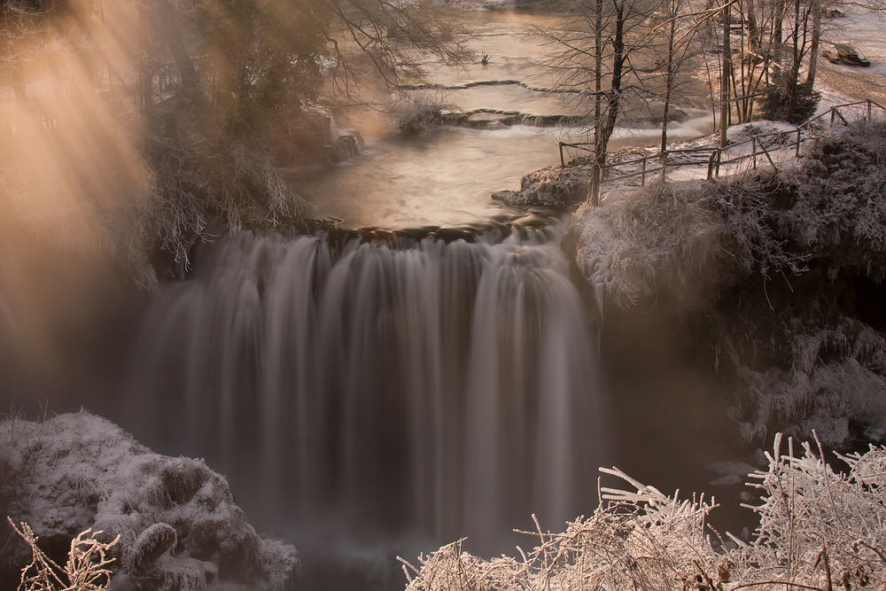 Sonnenstrahlen am Wasserfall