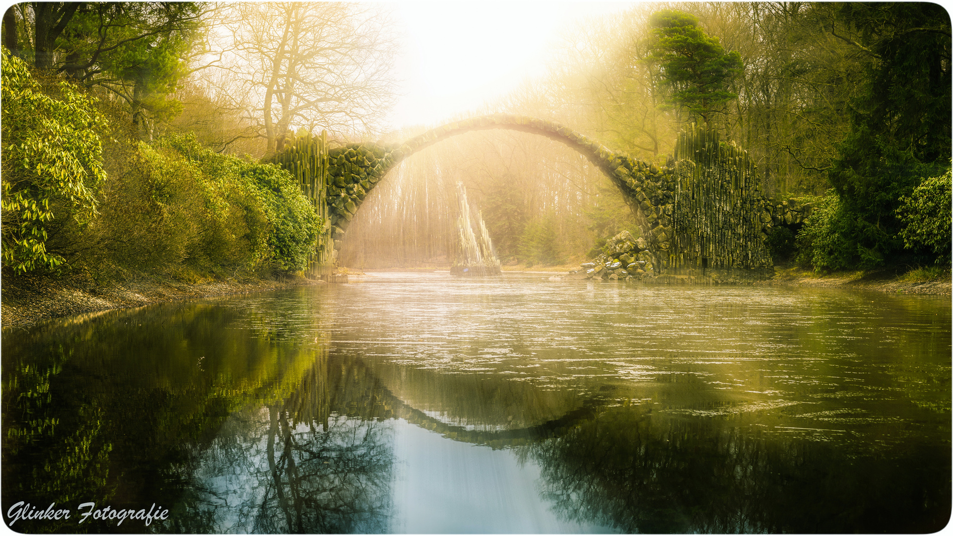 Sonnenstrahlen an der Rakotzbrücke 