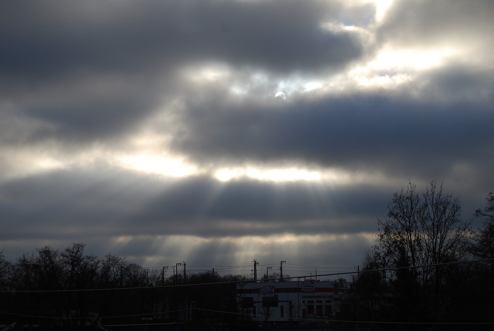 Sonnenstrahlen brechen durch die Wolkendecke 2