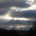 Sonnenstrahlen brechen durch die Wolkendecke 2