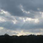 Sonnenstrahlen brechen durch die Wolkendecke