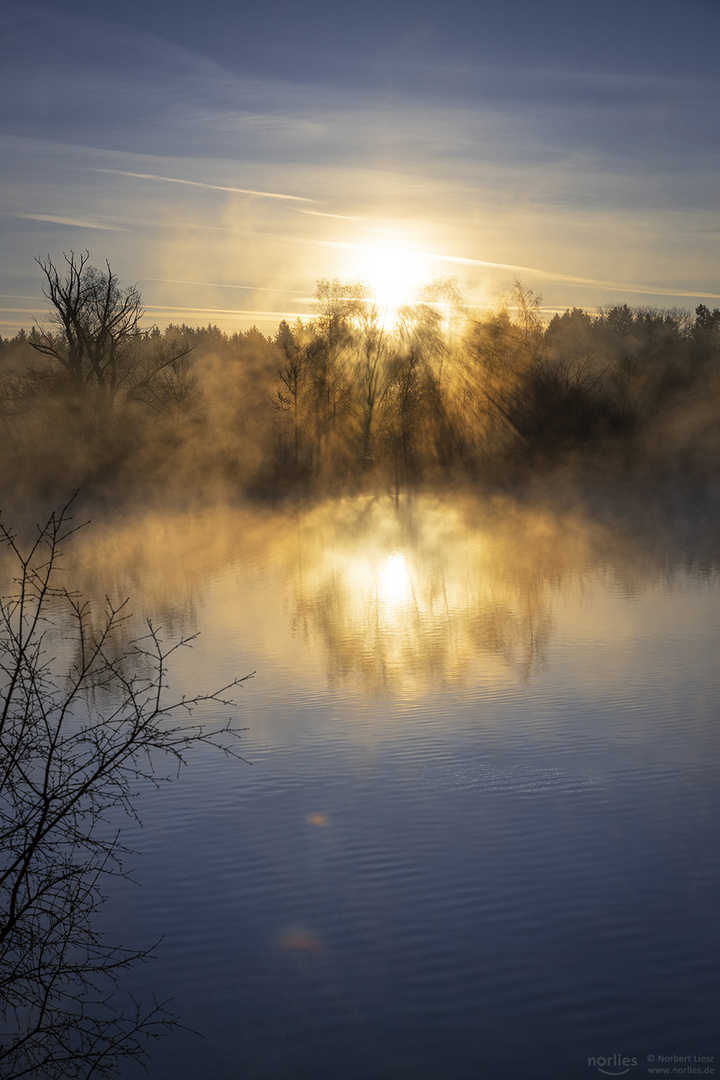 Sonnenstrahlen durch den Nebel