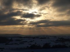 Sonnenstrahlen durch den Wolkenhimmel