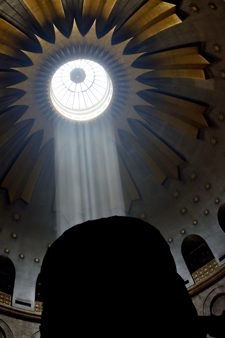 Sonnenstrahlen durch die Kuppel der Grabeskirche