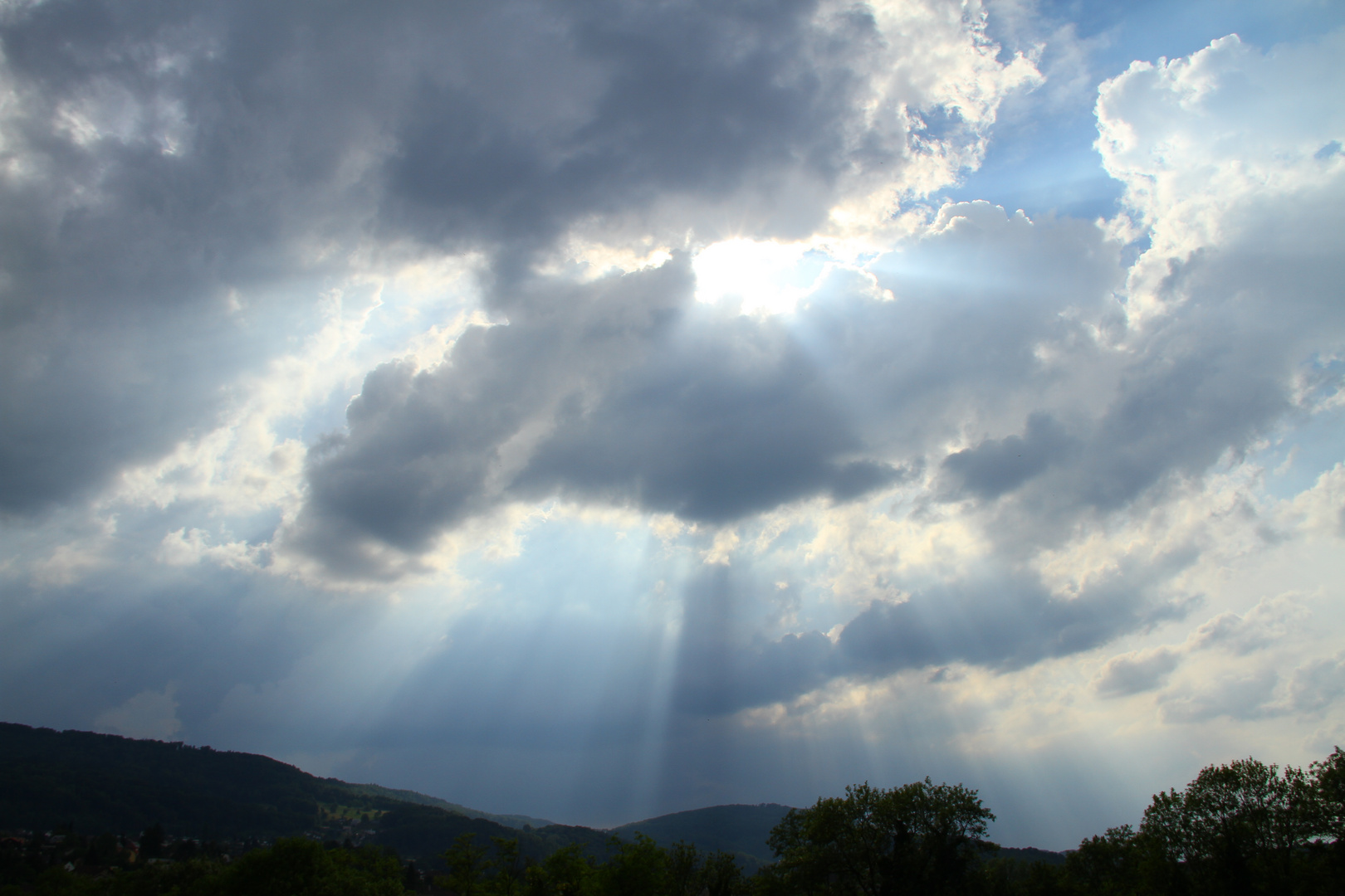 Sonnenstrahlen durch Wolken