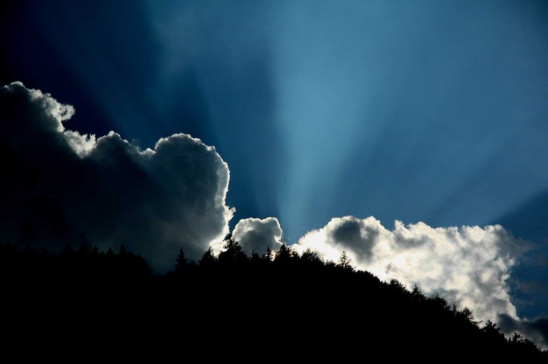 Sonnenstrahlen durch Wolken