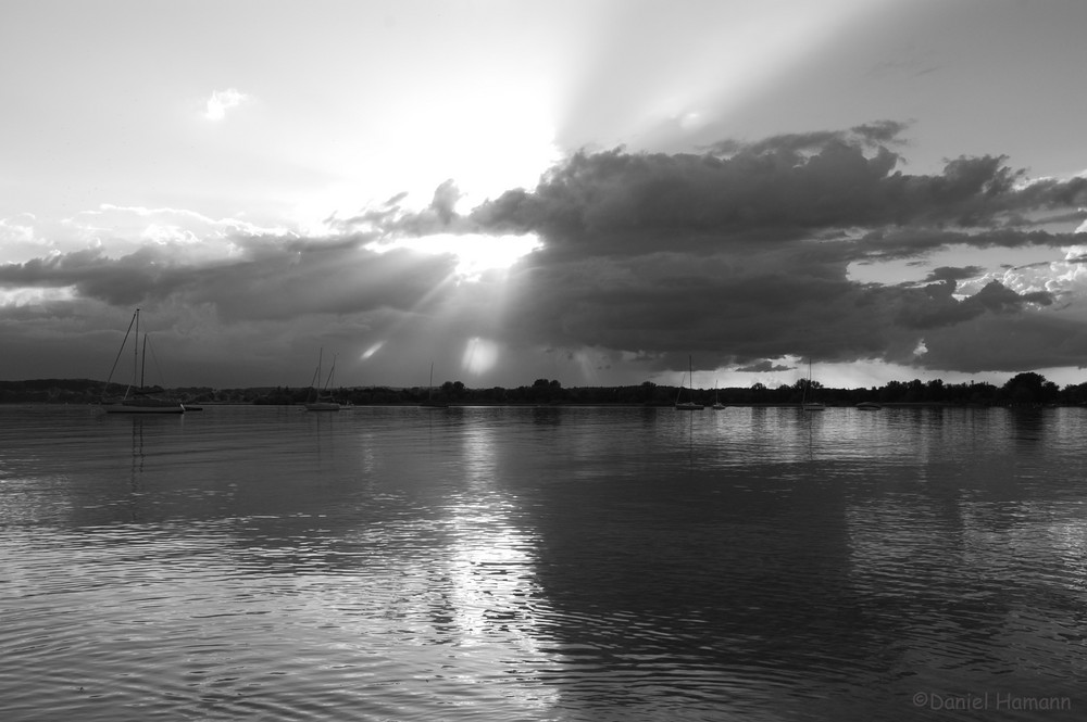 Sonnenstrahlen durch Wolken