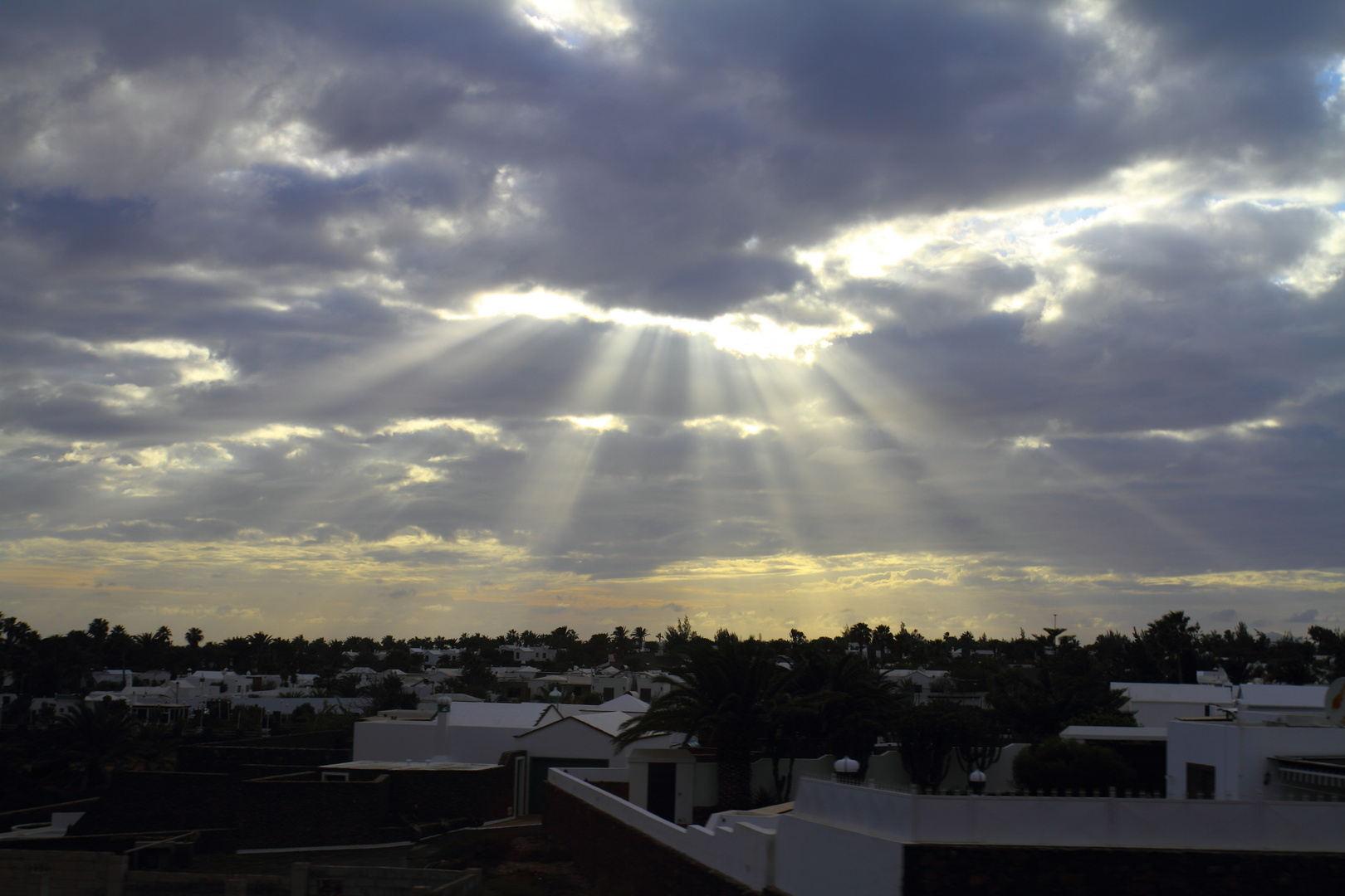 Sonnenstrahlen Durchbrechen Die Wolken Foto Bild Himmel Wolken Himmel Universum Bilder Auf Fotocommunity