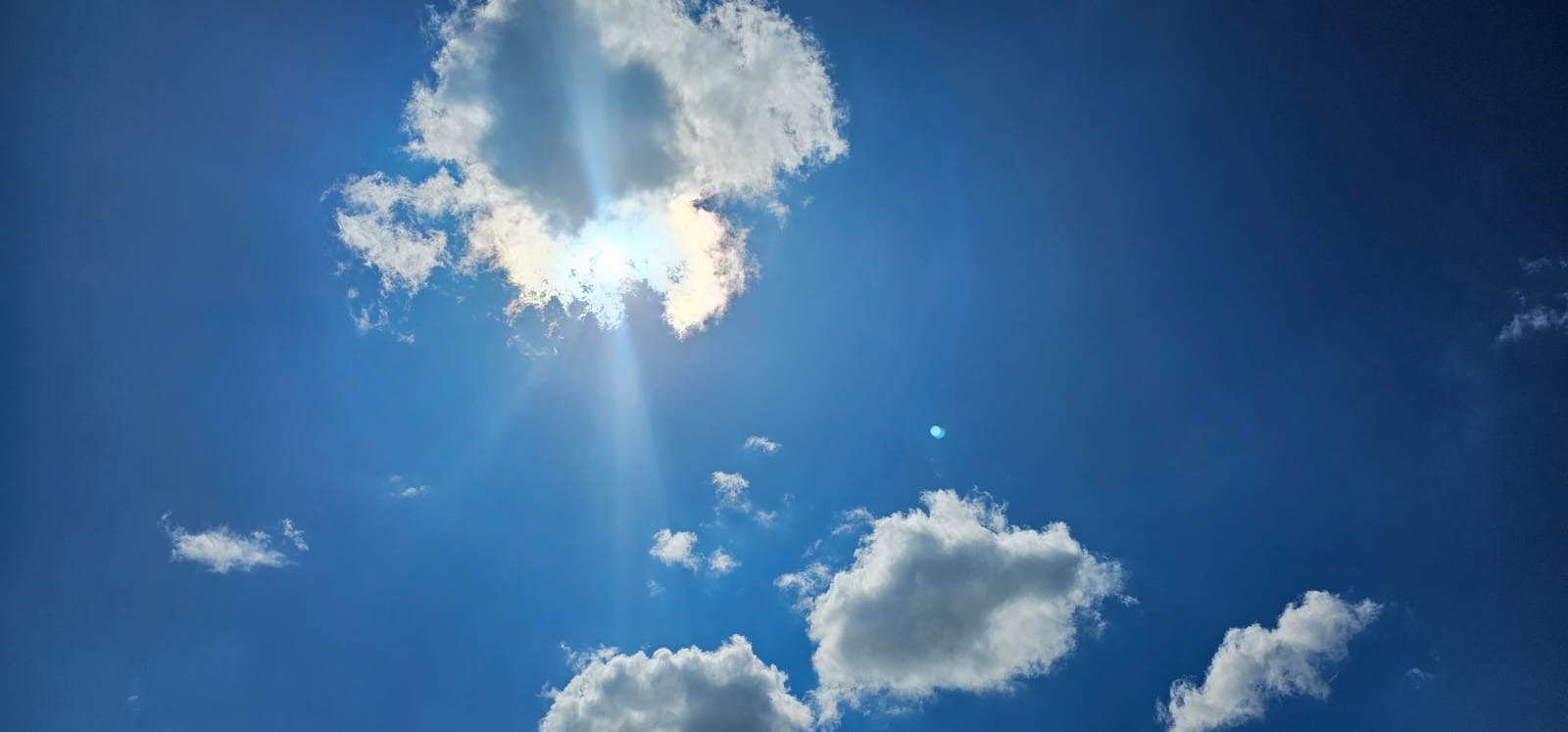 Sonnenstrahlen durchbrechen die Wolken"