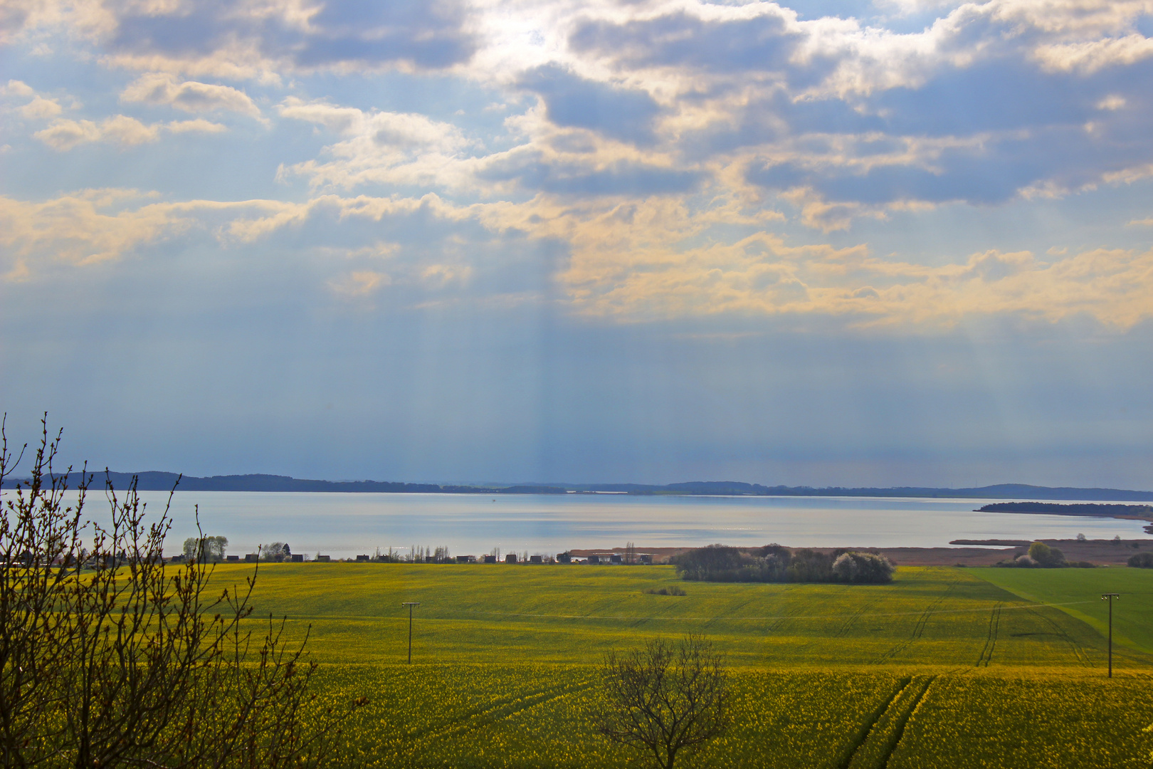 Sonnenstrahlen durchdringen die Wolken