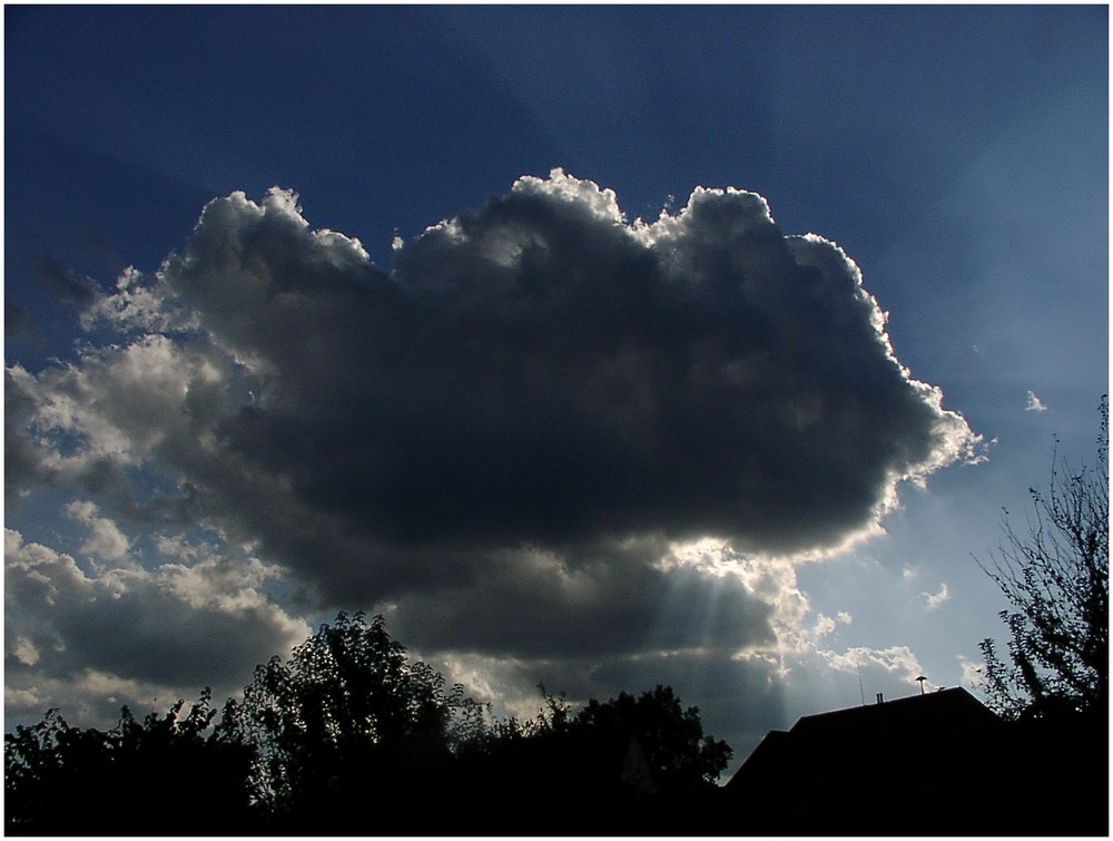 Sonnenstrahlen hinter Wolken