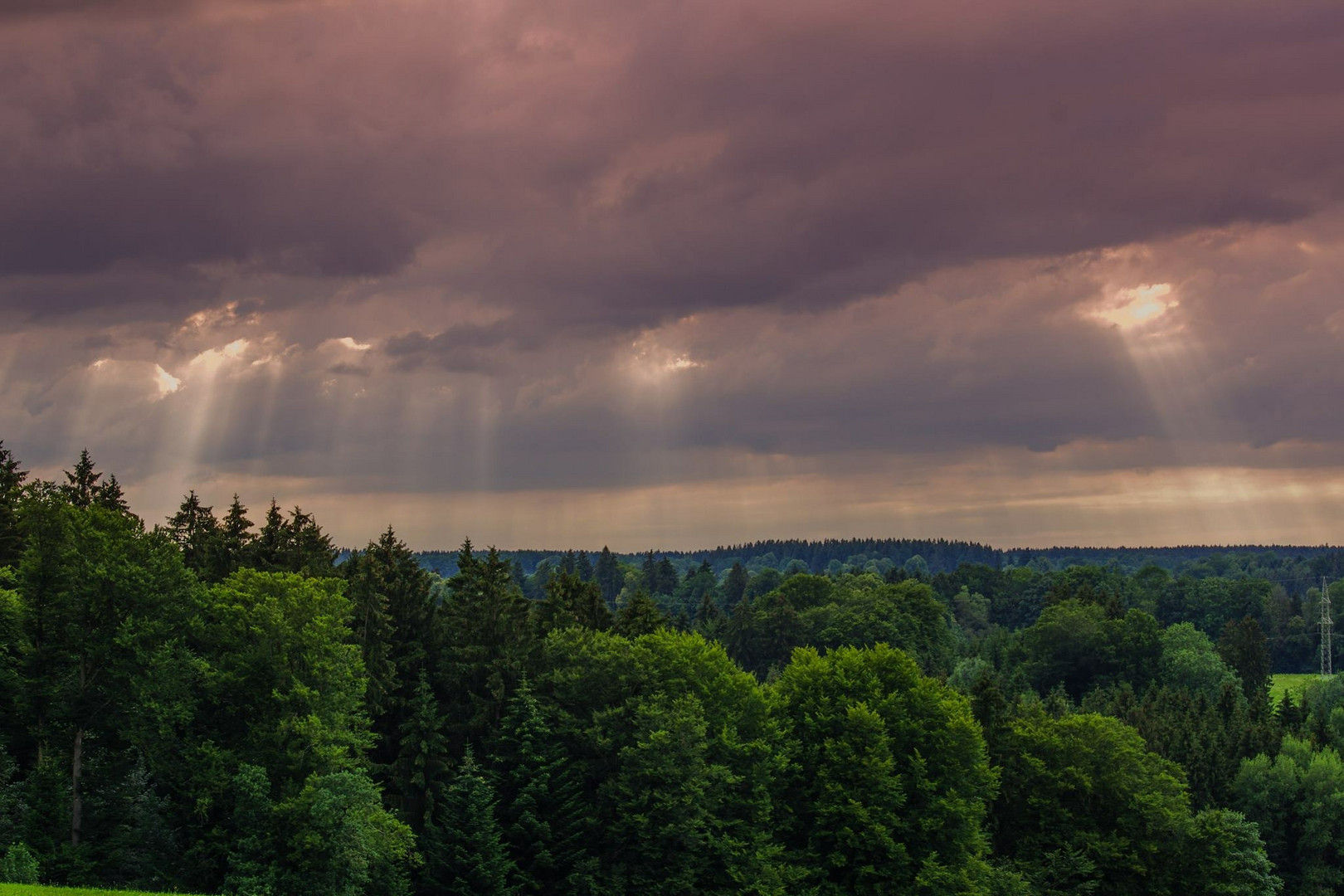 Sonnenstrahlen im nahenden Unwetter 