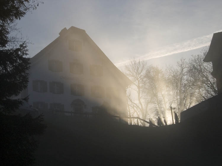 Sonnenstrahlen im Nebel