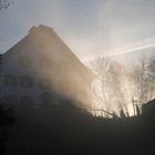 Sonnenstrahlen im Nebel