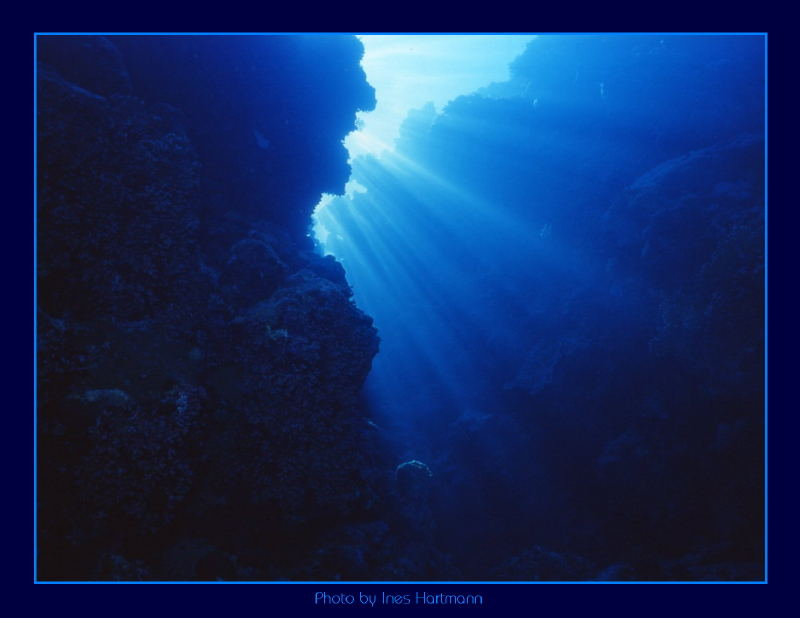 Sonnenstrahlen ins tiefe Blau