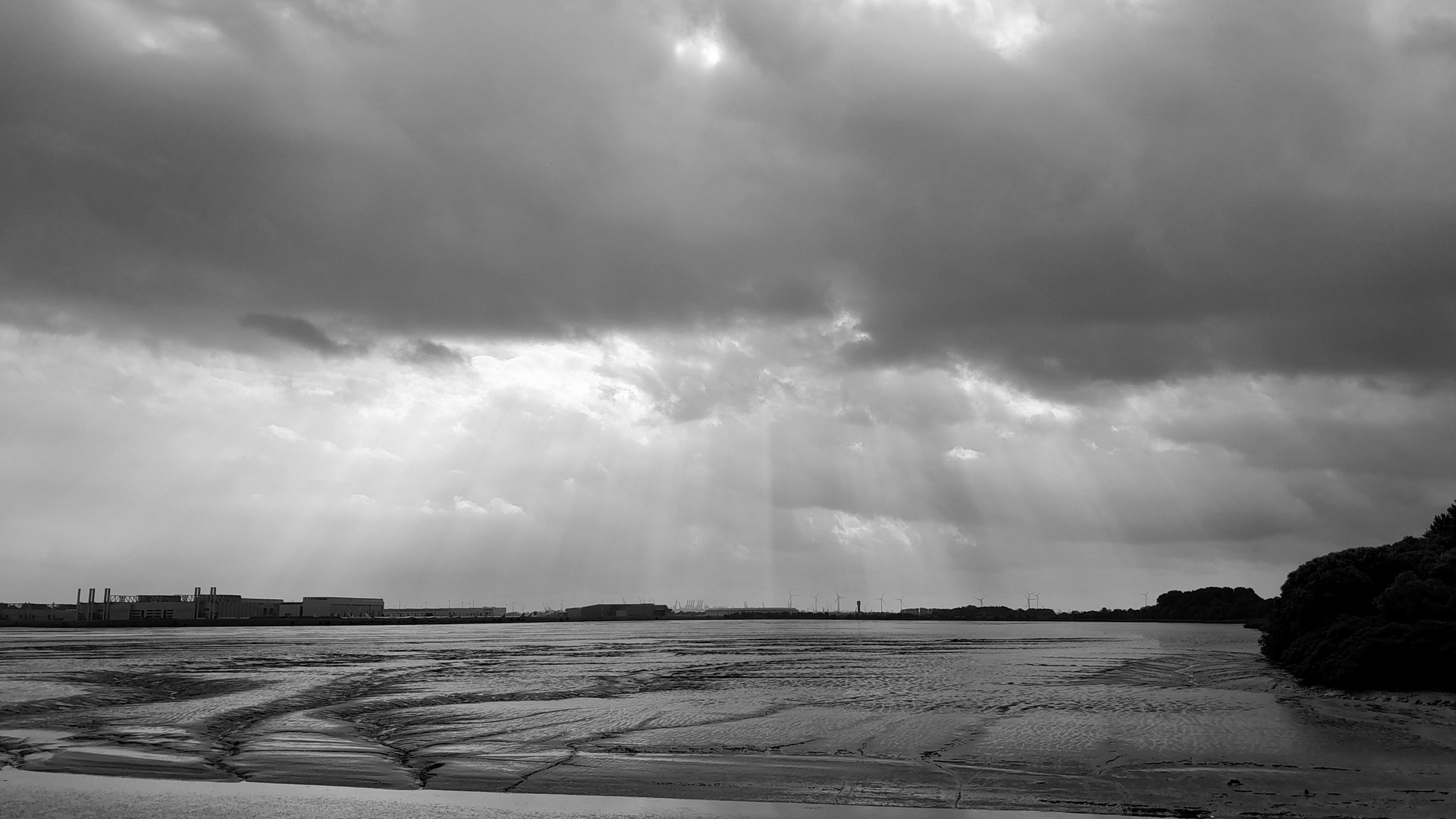 Sonnenstrahlen kämpfen sich hindurch