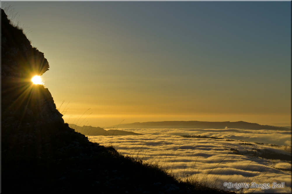 Sonnenstrahlen mit Nebelmeer