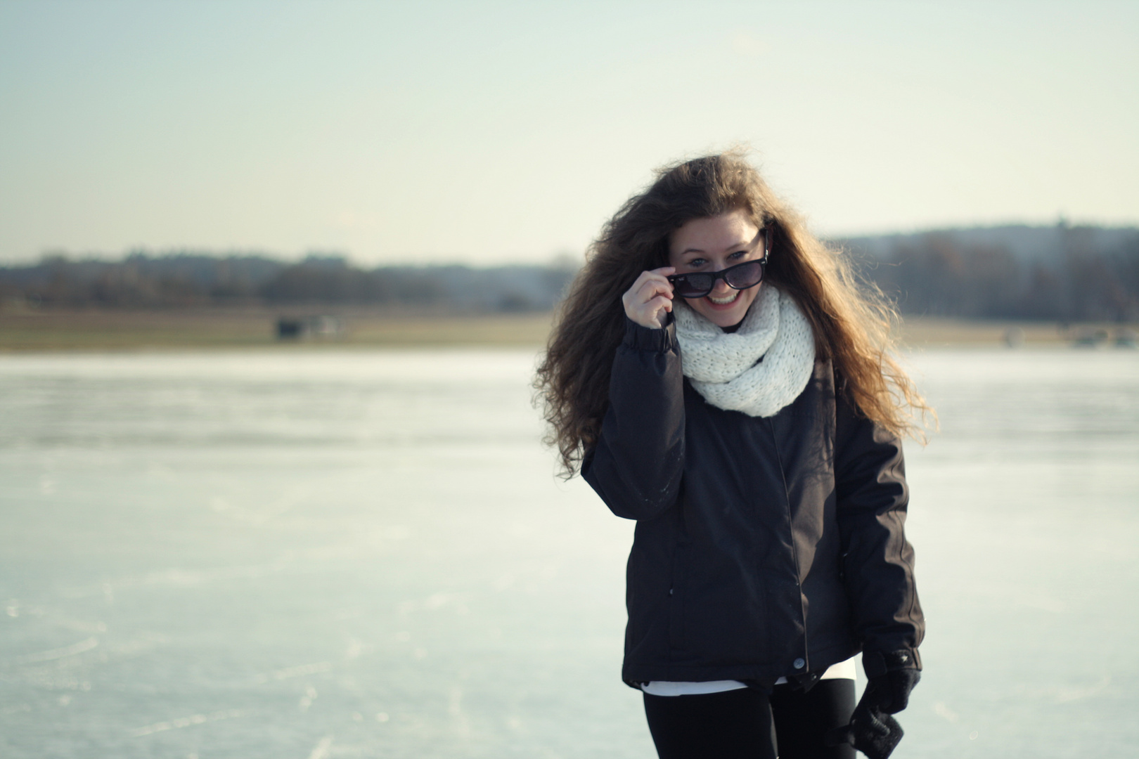 Sonnenstrahlen treffen Eisfläche