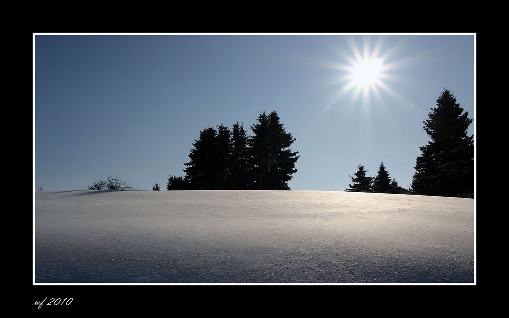 Sonnenstrahlen treffen Schnee