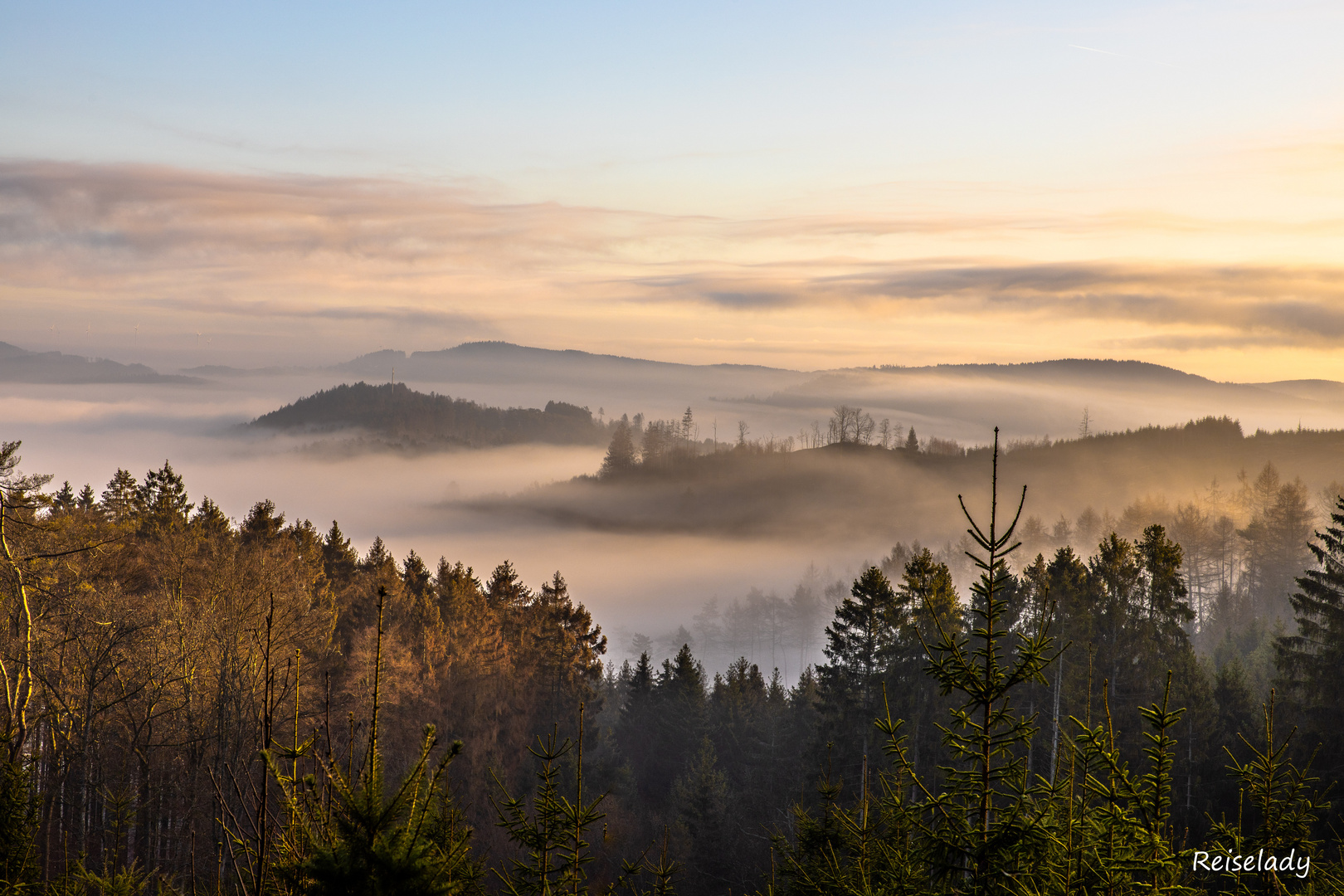 Sonnenstrahlen über dem Morgennebel Jan. 2020-3