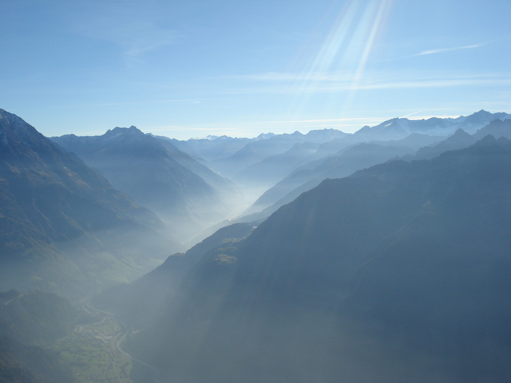 Sonnenstrahlen ueber dem Reusstal