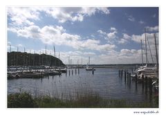 Sonnenstrahlen über der Flensburger Förde (Glücksburger Hafen) II