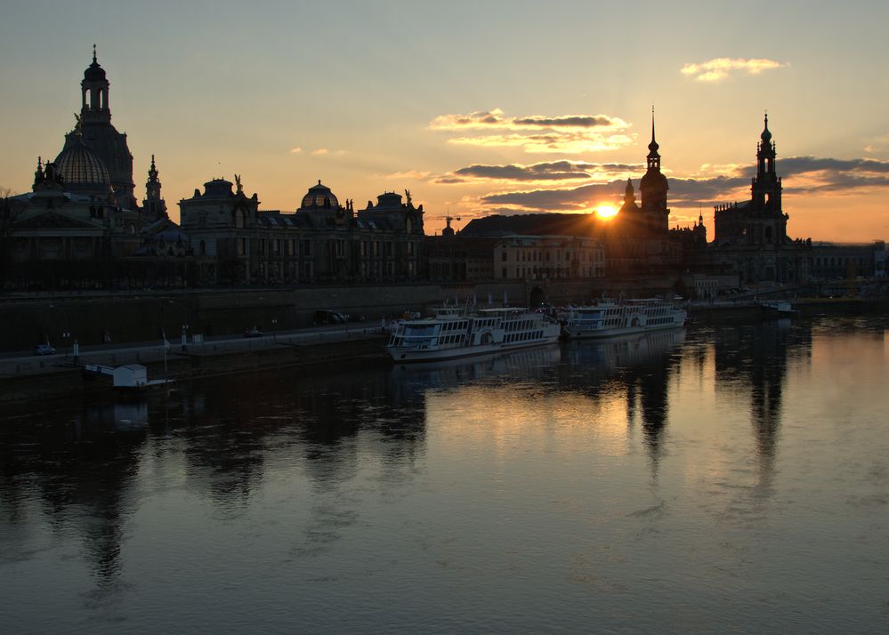 Sonnenstrahlen über der Stadt