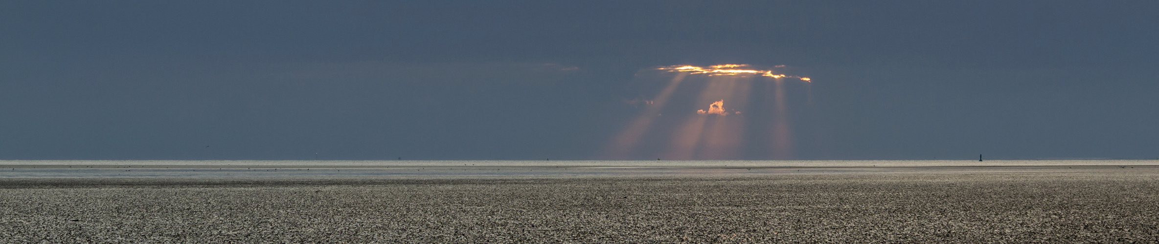 Sonnenstrahlen übers Meer 