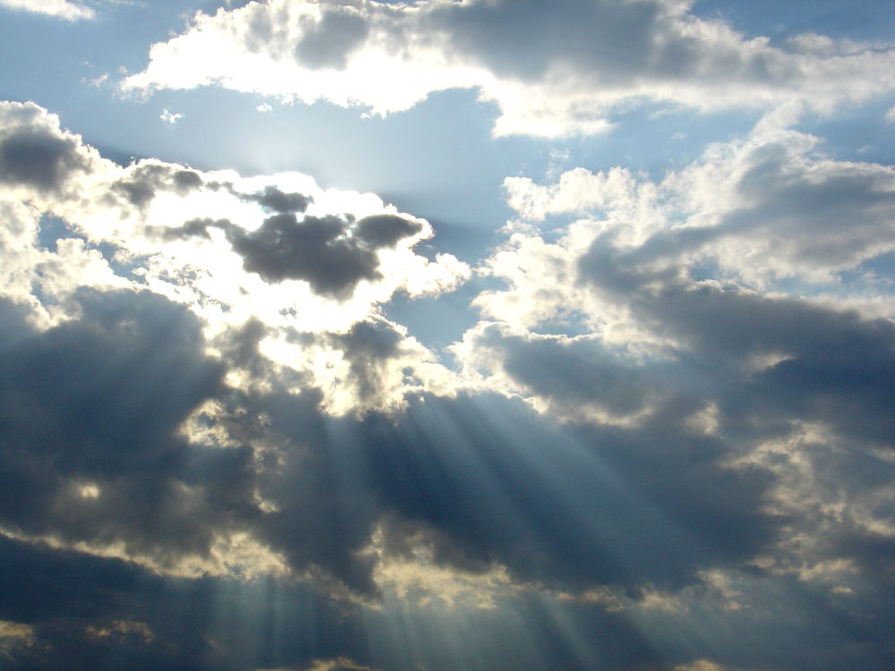 Sonnenstrahlen zwischen den Wolken