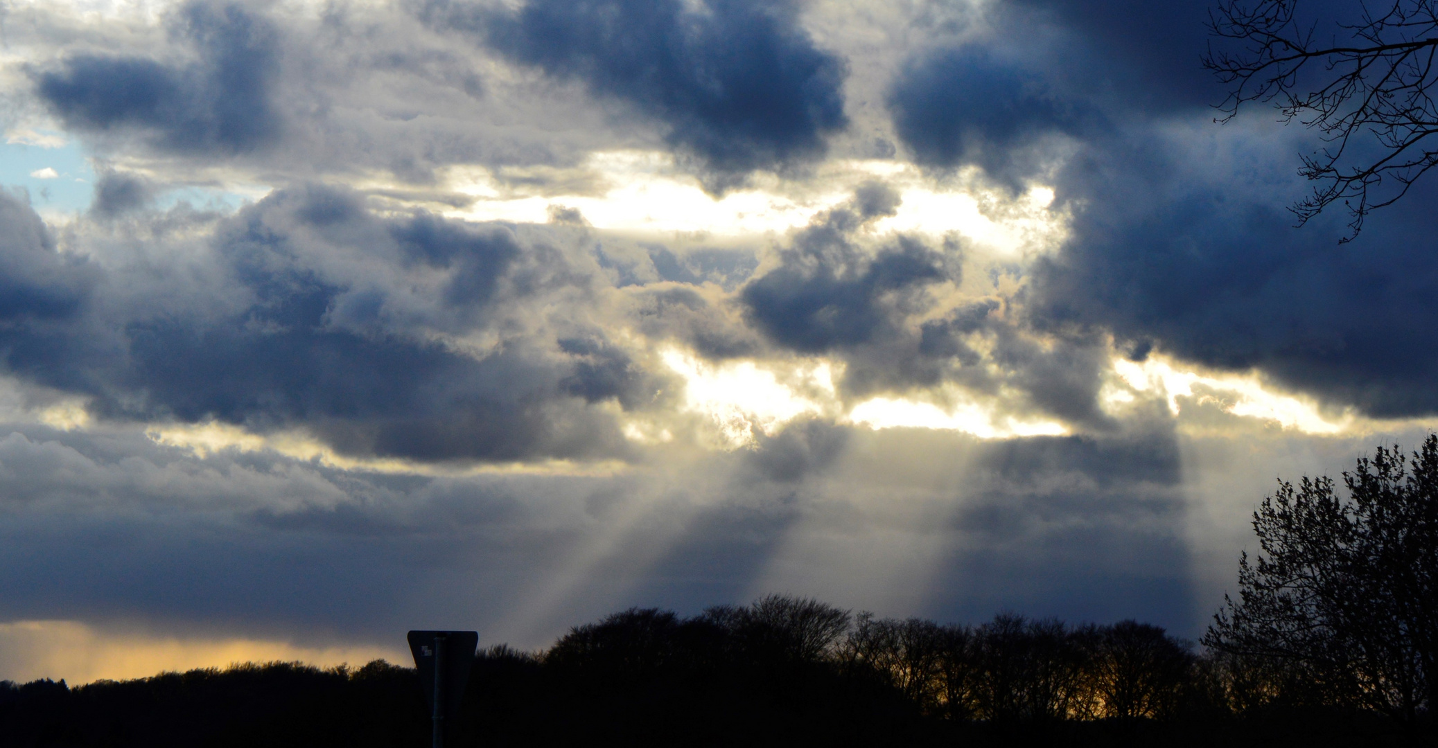 Sonnenstrahlen zwischen Wolken