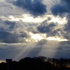 Sonnenstrahlen zwischen Wolken