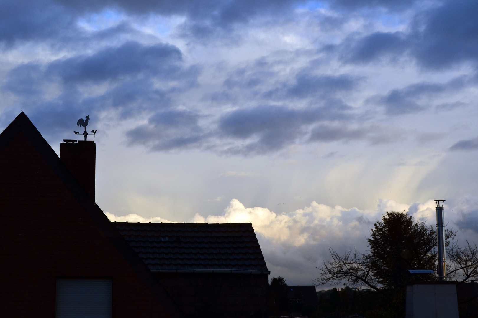 Sonnenstrahlen zwischen Wolken