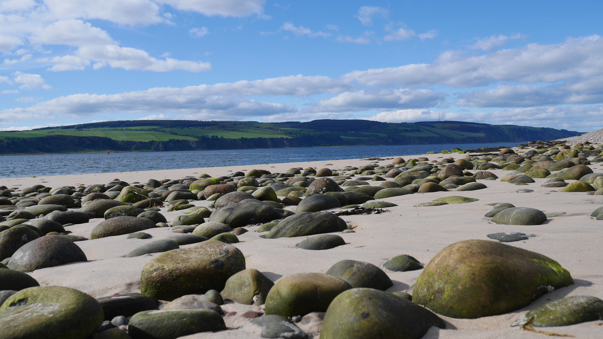 Sonnenstrand mit Boulders