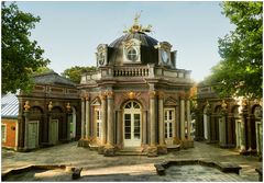 Sonnentempel am Eingang zum Schloss