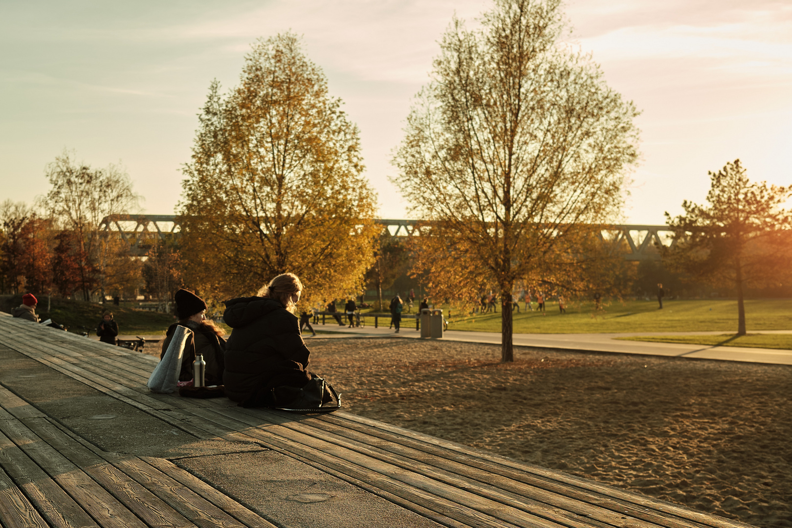 Sonnenterasse am Gleisdreieck im Herbst