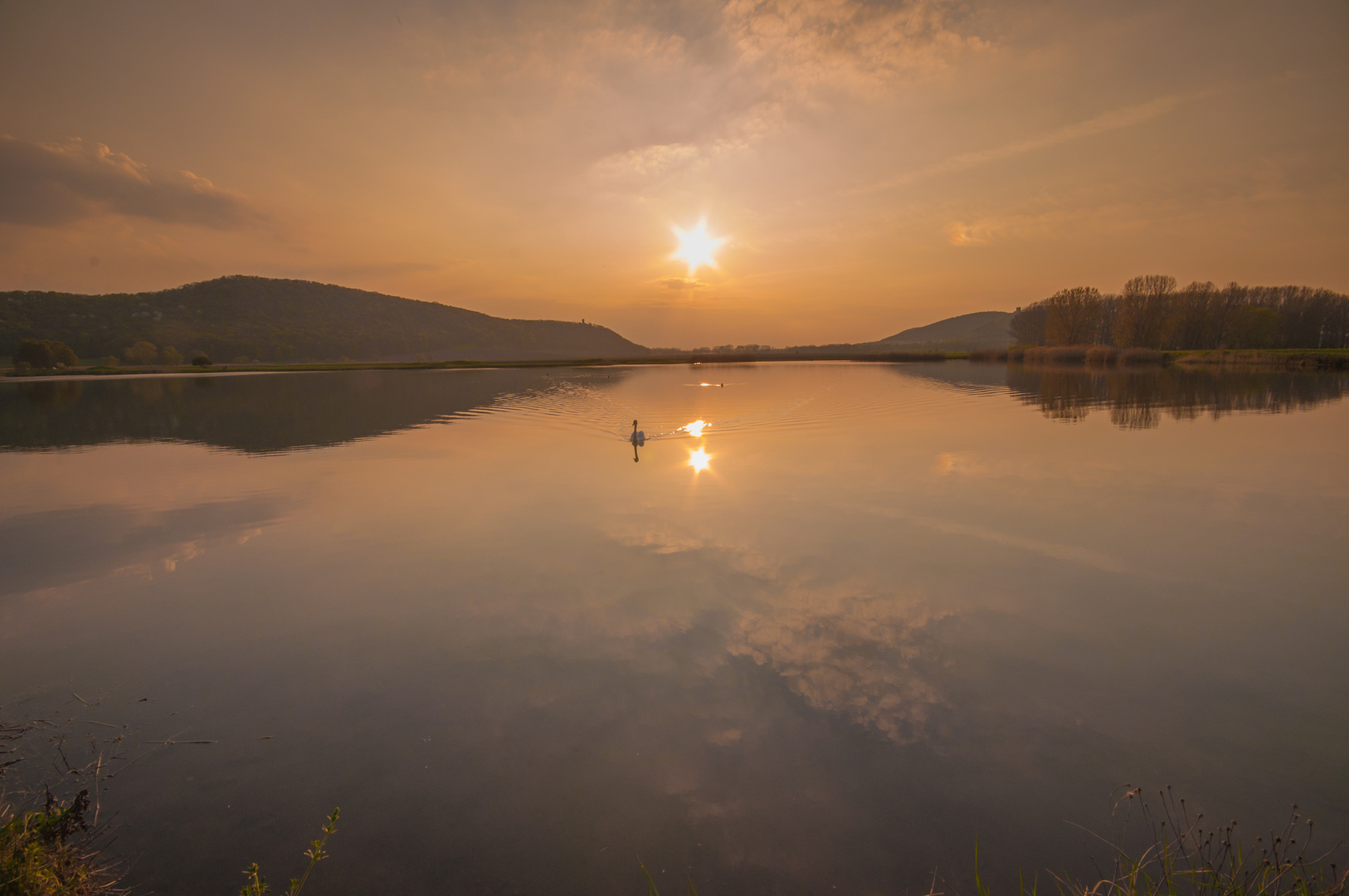 Sonnenuergang über einem Teich