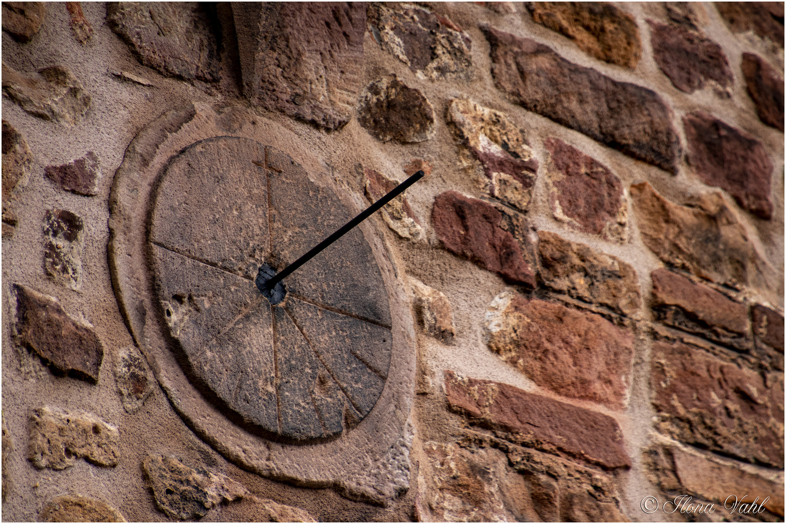 Sonnenuhr an der Michaelskirche