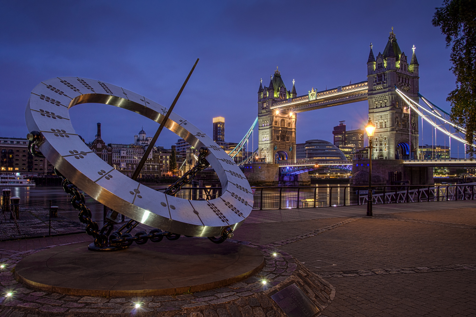 Sonnenuhr an der Tower Bridge, London