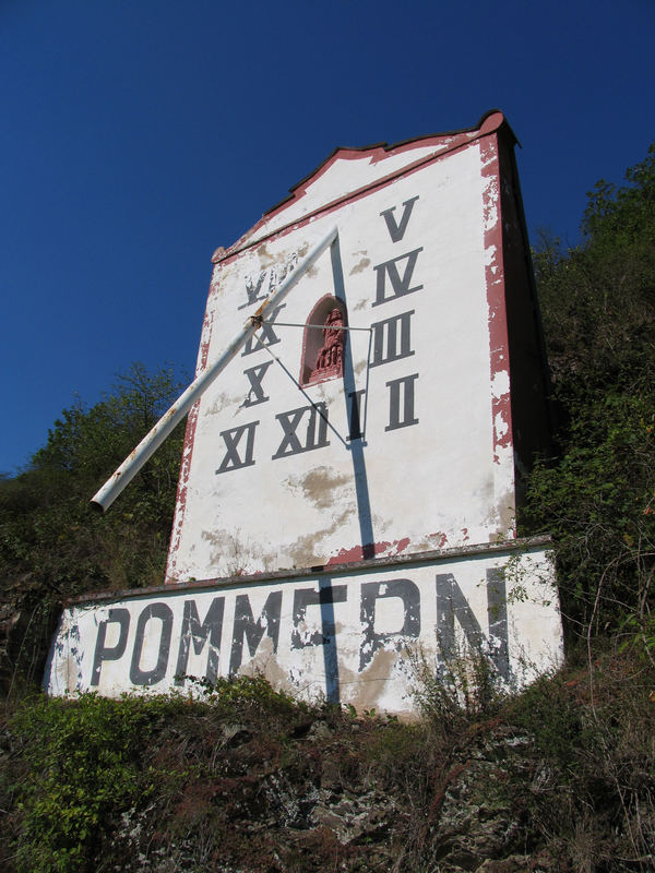 Sonnenuhr im Wingert / Pommern / Mosel