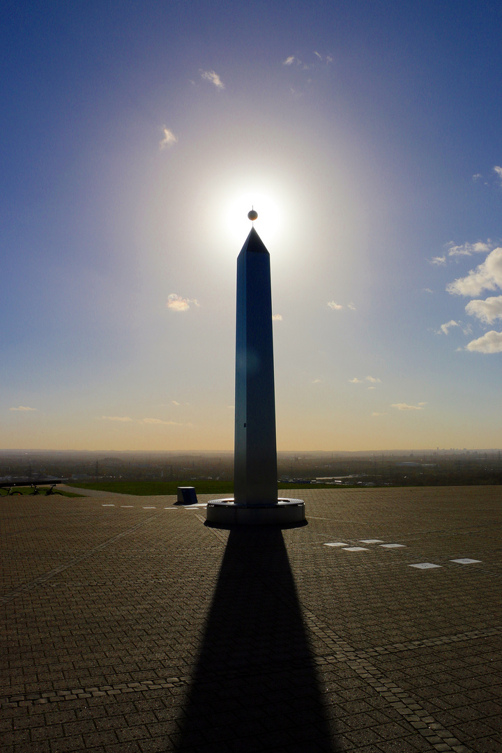 Sonnenuhr mit Obelisk