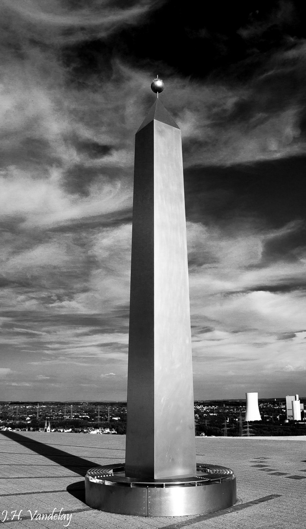 Sonnenuhr und Obelisk auf der Halde Hoheward