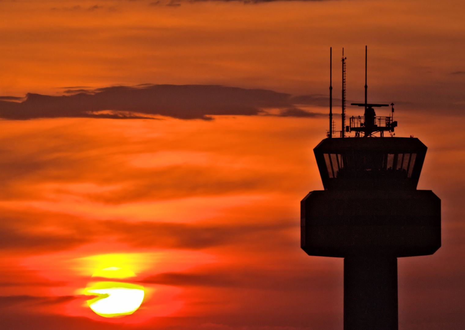 Sonnenuntergang am Airport-Tower