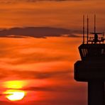 Sonnenuntergang am Airport-Tower