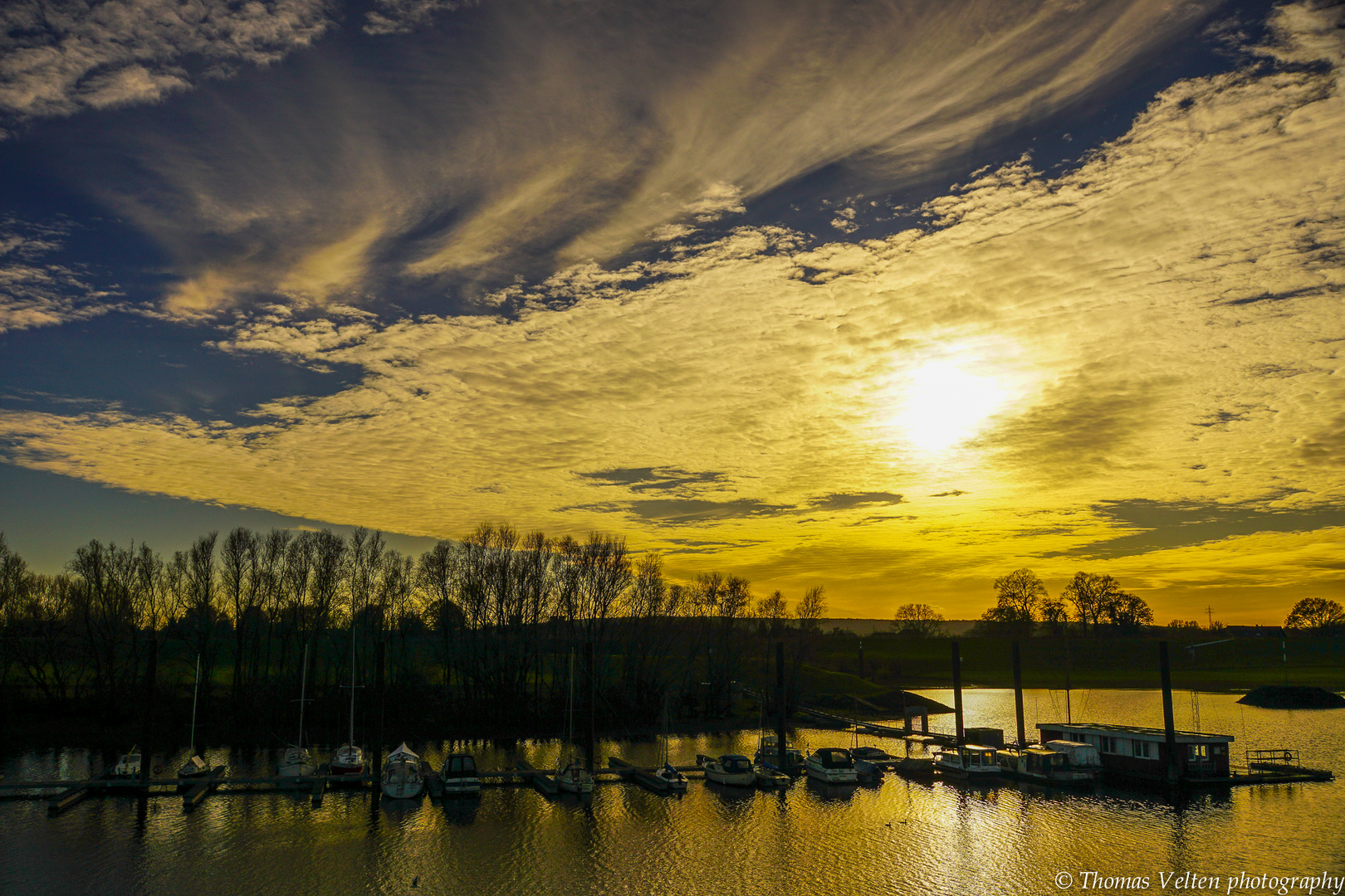 Sonnenuntergang am Altrhein - Segelhafen Kleve  