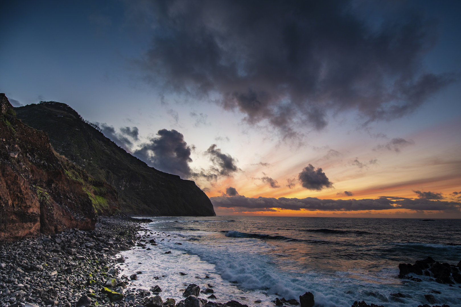 Sonnenuntergang am Atlantik bei Porto Moniz