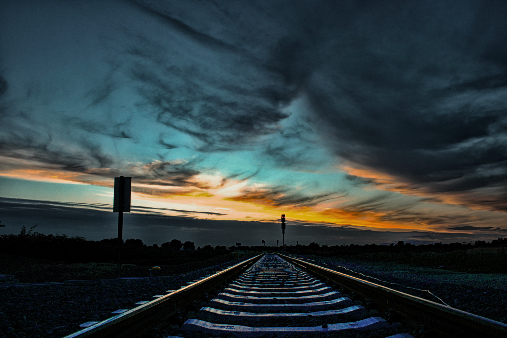 Sonnenuntergang am Bahngleis