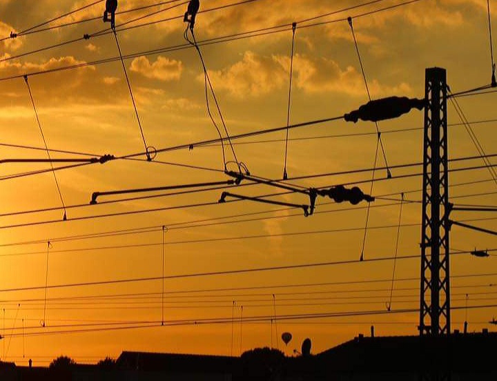 Sonnenuntergang am Bahnhof 