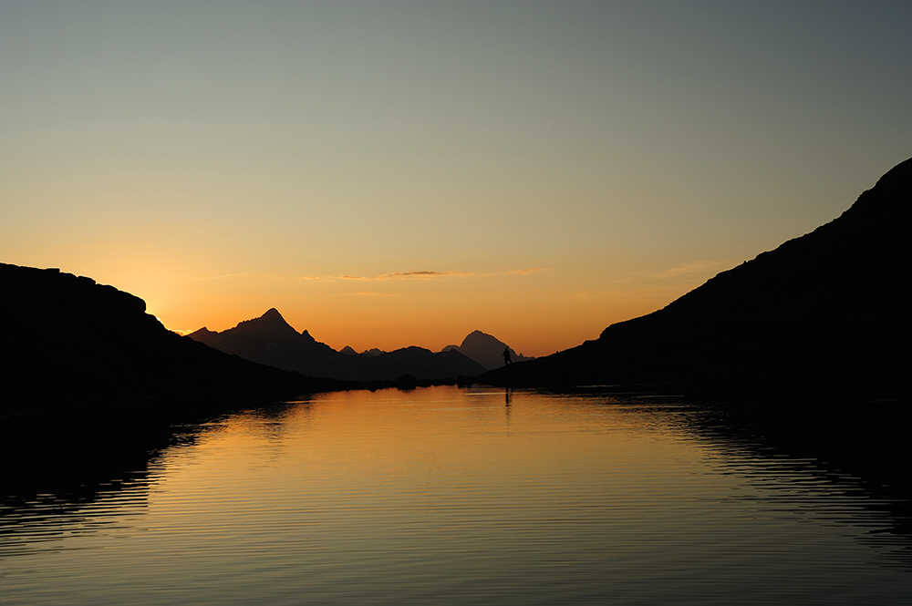 Sonnenuntergang am Bergsee über dem Engadin