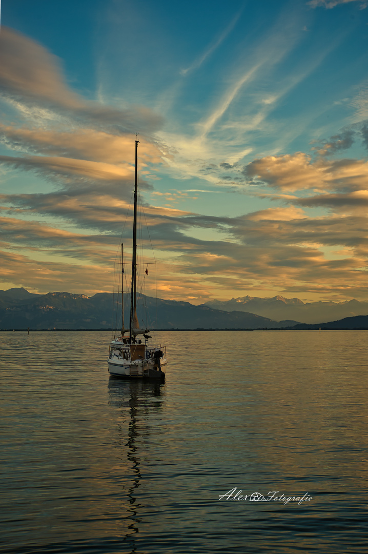 Sonnenuntergang am Bodensee mit Segelboot 