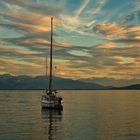 Sonnenuntergang am Bodensee mit Segelboot 